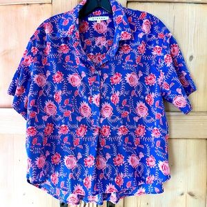 ☀️Xirena short sleeve button down shirt in blue/red print. Size XS 🔥